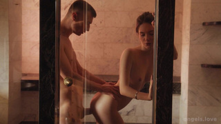 Парень нежно трахает двух своих подруг и кончает одной из них внутрь